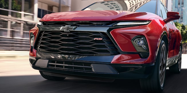 Chevrolet Blazer 2024, camioneta mediana con nuevo diseño de parrilla y rines en aluminio