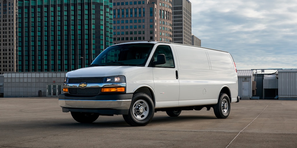 Camioneta Chevrolet Express Van 2024 con faros de halógeno y rines de acero de 16 pulgadas