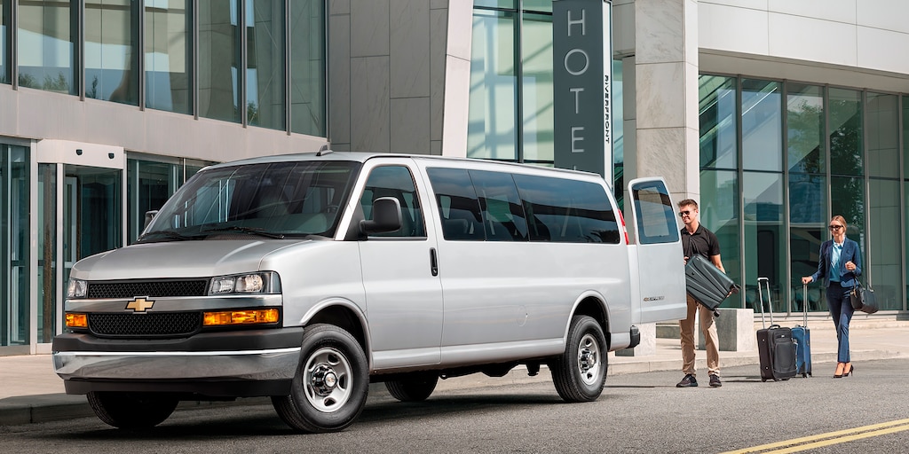 Chevrolet Express 2024, versión Passenger con paquete de ventanas laminada